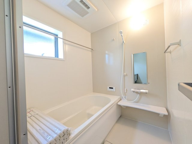 ひたちなか船窪　第2　新築戸建ての独立洗面台|1坪タイプのゆったりとしたバスルームは浴室暖房換気乾燥機付きで、どんな季節でも快適なバスタイムを満喫出来ます♪
窓付きで明るく開放的なところも良いですね！