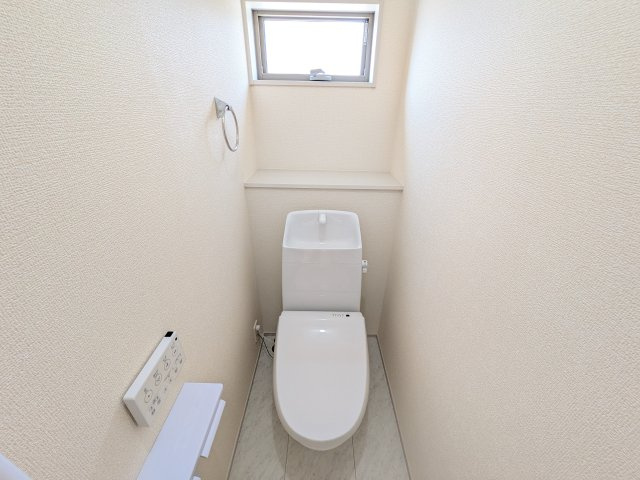 ひたちなか船窪　第2　新築戸建てのトイレ|窓付きで明るく白を基調とした清潔感のあるトイレは温水洗浄便座付きです♪
