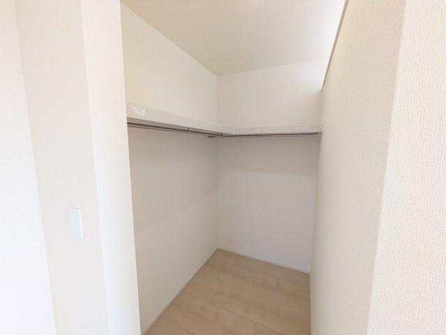 小美玉市上玉里　第2　新築戸建て　1号棟の収納|衣類や季節ものバッグ、帽子などの小物もまとめて収納できる広々としたウォークインクローゼット♪