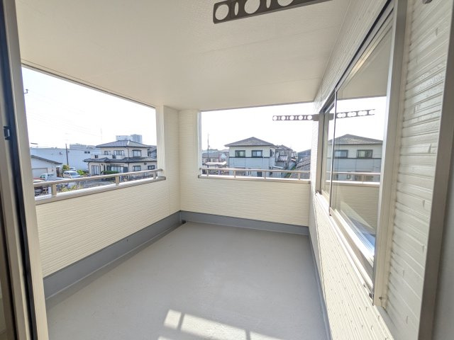 小美玉市上玉里　第2　新築戸建て　1号棟のバルコニー|広々としたワイドバルコニーは、日当たり良好で毎日の洗濯物干しに最適です。