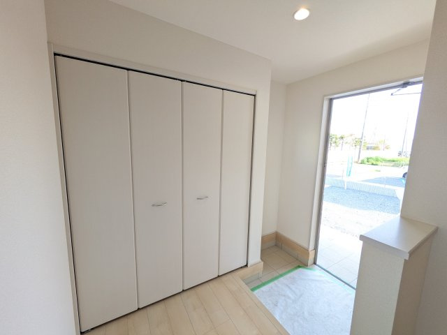 小美玉市上玉里　第2　新築戸建て　1号棟の玄関|家族全員の靴がスッキリ片付く大容量シューズボックス完備。
お客様を気持ちよく迎えられる、明るく清潔感あふれる玄関です。