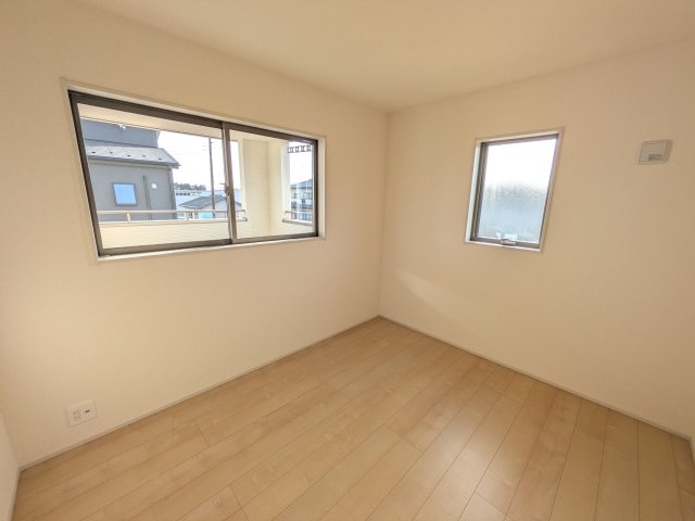 小美玉市上玉里　第2　新築戸建て　1号棟の洋室|たっぷり収納と明るい窓で、片付けも気持ち良くできる洋室。
お子様の「自分の部屋が欲しい」という夢を叶えます。