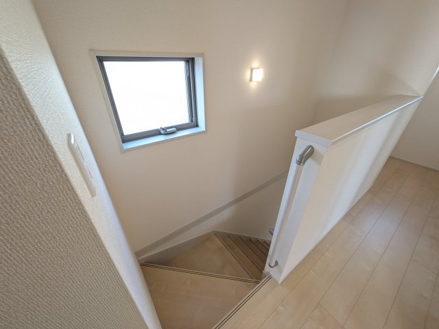 小美玉市上玉里　第2　新築戸建て　1号棟の内装|窓付きで明るい階段は、手すり付きでお子様からご年配の方まで安心して上り下りができます♪