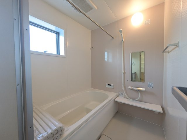 小美玉市上玉里　第2　新築戸建て　1号棟の浴室|1坪タイプのゆったりとしたバスルームは浴室暖房換気乾燥機付きで、どんな季節でも快適なバスタイムを満喫出来ます♪
窓付きで明るく開放的なところも良いですね！