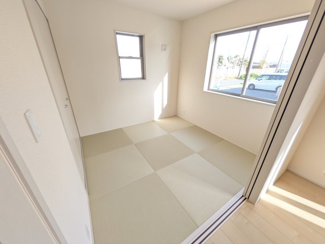 小美玉市上玉里　第2　新築戸建て　1号棟の洋室|リビングと繋がる多目的スペース。引き戸を開ければ広々LDK、閉じれば客間や書斎、お子様の遊び場に早変わりします。