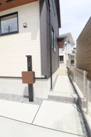 郡山市安積町南長久保１丁目2期　　　２号棟　　　安積第３小学校、安積第２中学区の玄関