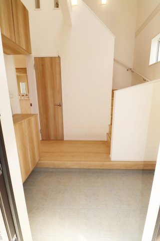 郡山市安積町南長久保１丁目2期　　　２号棟　　　安積第３小学校、安積第２中学区の玄関