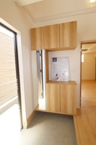 郡山市安積町南長久保１丁目2期　　　２号棟　　　安積第３小学校、安積第２中学区の玄関