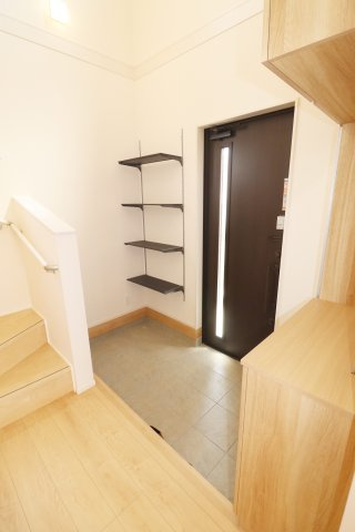 郡山市安積町南長久保１丁目2期　　　２号棟　　　安積第３小学校、安積第２中学区の玄関