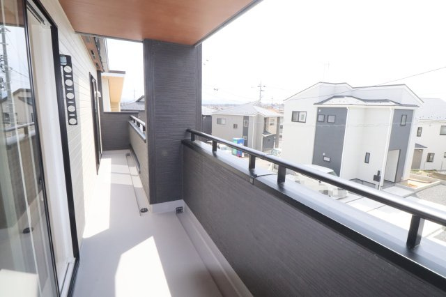 郡山市安積町南長久保１丁目2期　　　２号棟　　　安積第３小学校、安積第２中学区のバルコニー