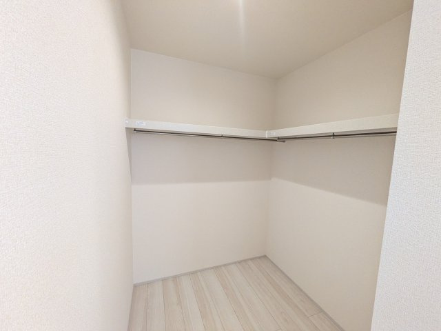 石岡市府中　第1　新築戸建て　2号棟の収納|衣類や季節ものバッグ、帽子などの小物もまとめて収納できる広々としたウォークインクローゼット♪