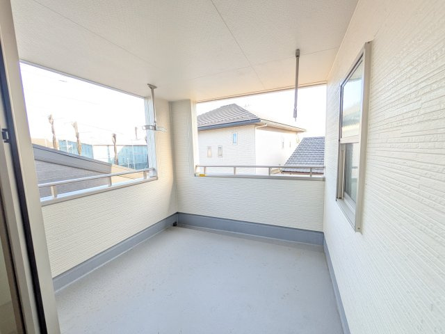 石岡市府中　第1　新築戸建て　2号棟のバルコニー|広々としたワイドバルコニーは、日当たり良好で毎日の洗濯物干しに最適です。