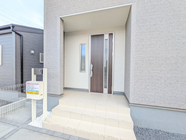 石岡市府中　第1　新築戸建て　2号棟の玄関|お洒落な玄関ドアと洗練された外壁デザイン。家の顔にふさわしい上質な佇まいで、ご家族やお客様を迎えます。
