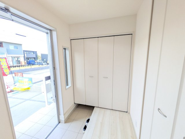石岡市府中　第1　新築戸建て　2号棟の玄関|家族全員の靴がスッキリ片付く大容量シューズボックス完備。
お客様を気持ちよく迎えられる、明るく清潔感あふれる玄関です。