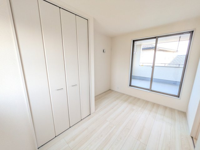 石岡市府中　第1　新築戸建て　2号棟の洋室|たっぷり収納と明るい窓で、片付けも気持ち良くできる洋室。
お子様の「自分の部屋が欲しい」という夢を叶えます。