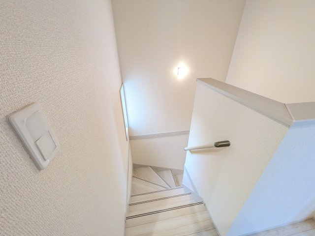 石岡市府中　第1　新築戸建て　2号棟の内装|窓付きで明るい階段は、手すり付きでお子様からご年配の方まで安心して上り下りができます♪