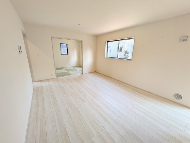 石岡市府中　第1　新築戸建て　2号棟の居間・リビング|南向きで陽当たり良好の広々としたリビングです♪
