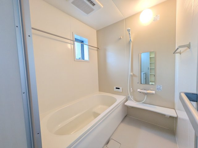 石岡市府中　第1　新築戸建て　2号棟の浴室|1坪タイプのゆったりとしたバスルームは浴室暖房換気乾燥機付きで、どんな季節でも快適なバスタイムを満喫出来ます♪
窓付きで明るく開放的なところも良いですね！