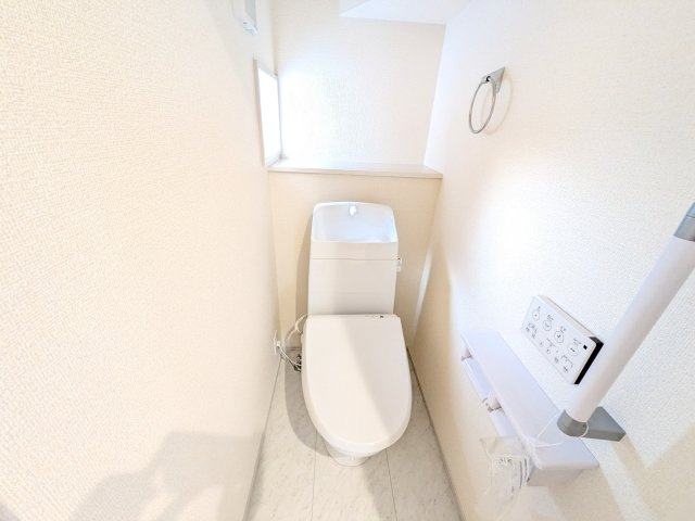 石岡市府中　第1　新築戸建て　2号棟のトイレ|窓付きで明るく白を基調とした清潔感のあるトイレは温水洗浄便座付きです♪
