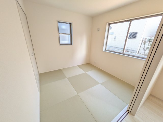 石岡市府中　第1　新築戸建て　2号棟の和室|琉球畳の和室は陽当たりも良く、落ち着ける空間です♪
リビングとの続き間になっているので、お子様の遊ぶスペースやお昼寝などにも使えます！
押し入れもあり収納にも困りません♪
