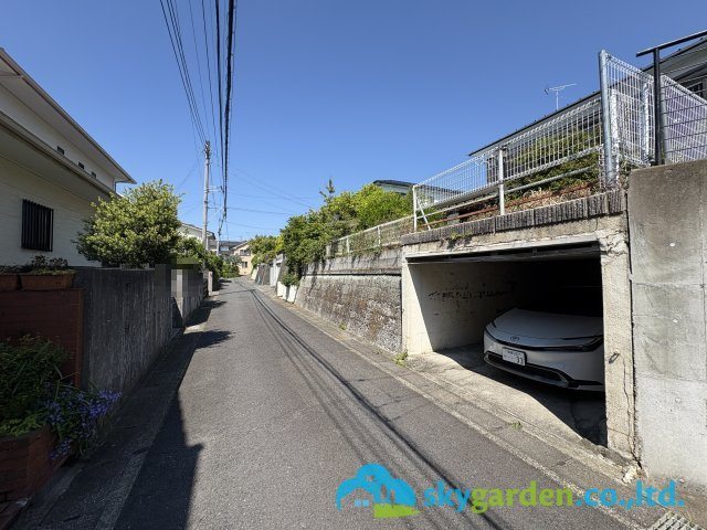 鎌倉市梶原三丁目　土地の前面道路含む現地写真