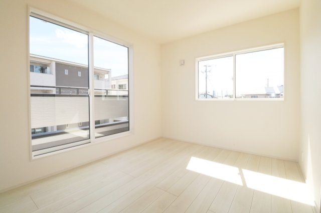 郡山市安積町南長久保１丁目2期　　　１号棟　　　安積第3小学校、安積第２中学区の洋室|※同社施工例