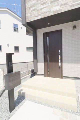郡山市安積町南長久保１丁目2期　　　３号棟　　　安積第3小学校、安積第２中学区の玄関