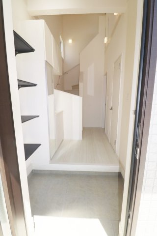 郡山市安積町南長久保１丁目2期　　　３号棟　　　安積第3小学校、安積第２中学区の玄関