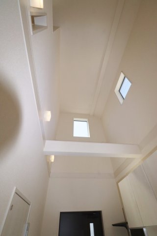 郡山市安積町南長久保１丁目2期　　　３号棟　　　安積第3小学校、安積第２中学区の内装|玄関上部の吹抜け♪　開放感があります♪
