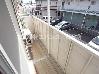 【バルコニー】 | サニーハイツ大森台A | 外からの目が気にならないバルコニーで洗濯物が干せます