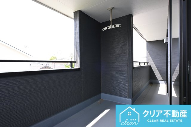 【バルコニー】 | 第１伊勢崎国定　リーブルガーデン | 屋根付きワイドバルコニーなので、急な雨の時も安心♪竿受けも設置済み！