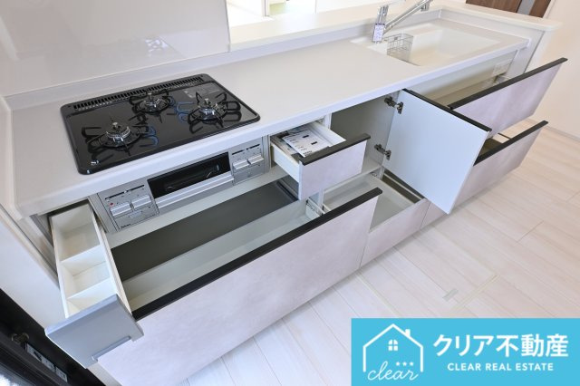 【キッチン】 | 第１伊勢崎国定　リーブルガーデン | スライド収納付きシステムキッチン。パスタ鍋や圧力鍋の出し入れもスムーズ！