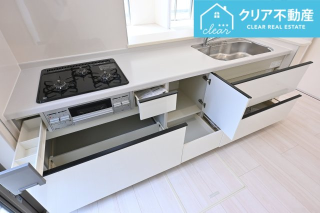 【キッチン】 | 第１伊勢崎国定　リーブルガーデン | スライド収納付きシステムキッチン。パスタ鍋や圧力鍋の出し入れもスムーズ！