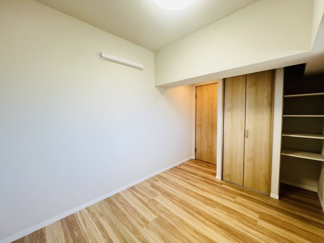 ライオンズマンション志真志の洋室|落ち着いた色調の洋室です