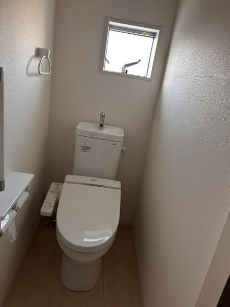 北葛城郡広陵町三吉　一戸建のトイレ|■現地撮影写真■１・２階ともに清潔感ある綺麗なお手洗を完備！