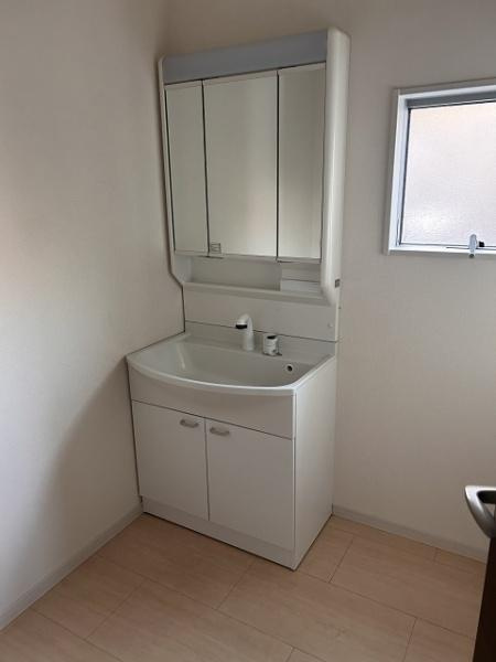 北葛城郡広陵町三吉　一戸建の独立洗面台|■現地撮影写真■三面鏡タイプのミラーキャビネット！収納スペースも豊富です！