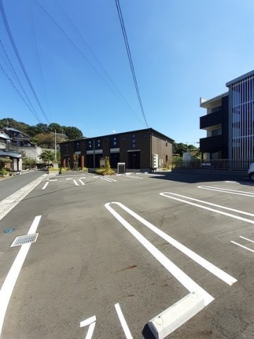 コモド　ガーデンの駐車場