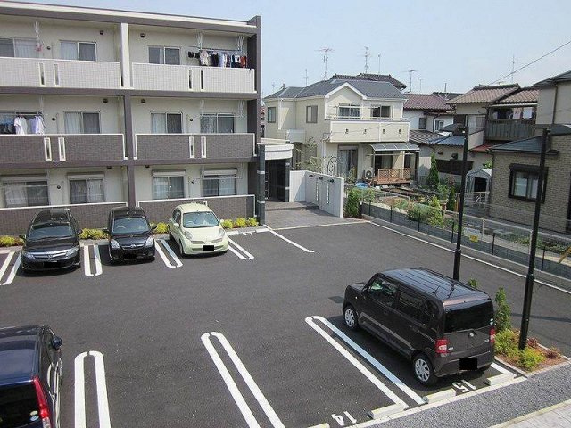 プレジールⅡの駐車場