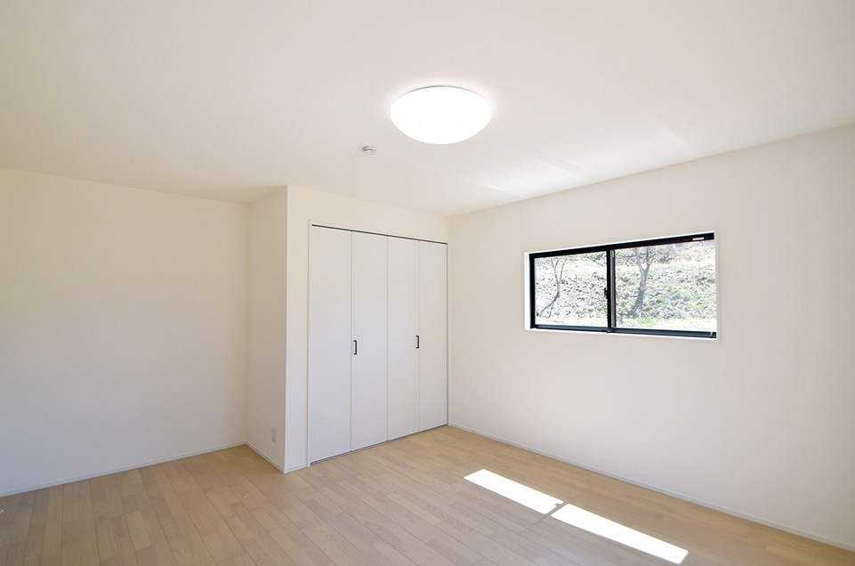 安曇野市明科中川手　中古戸建の洋室|室内はリフォーム済で綺麗なお部屋で新生活がスタートできます。