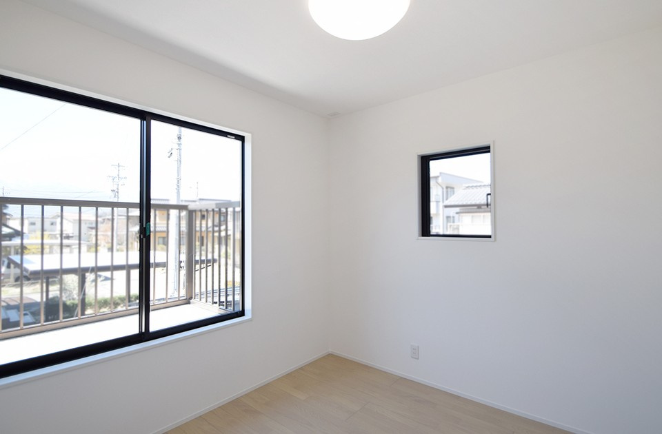 安曇野市明科中川手　中古戸建の洋室|2階のバルコニーは2部屋から出入りが可能です。