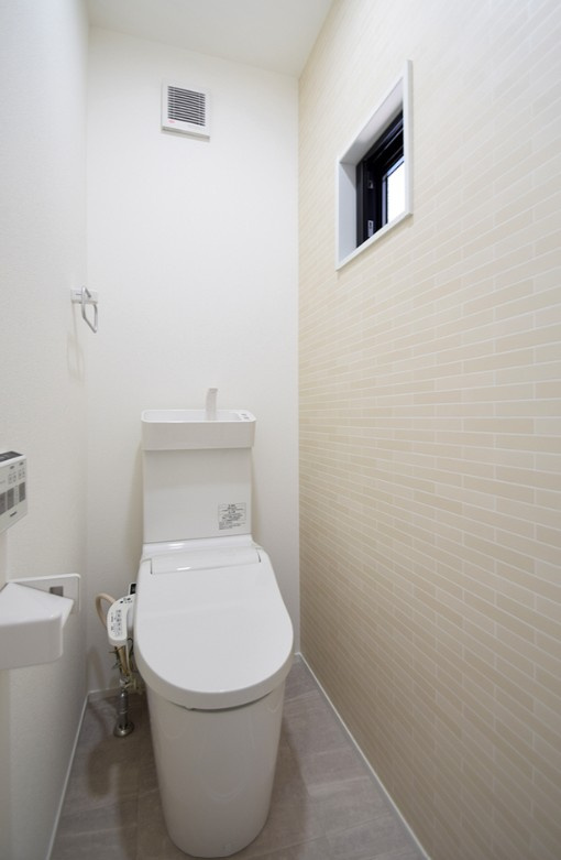 安曇野市明科中川手　中古戸建のトイレ|トイレには温水洗浄便座が設置されています。