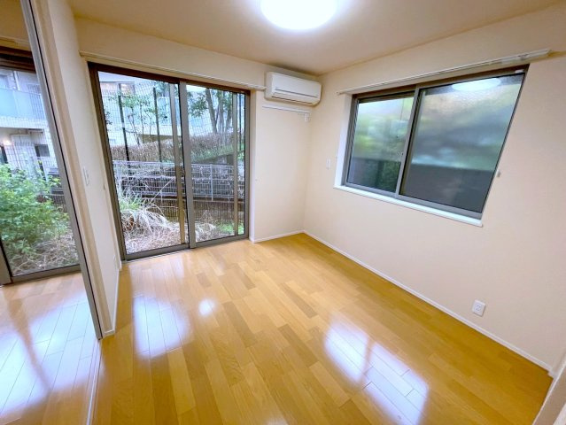 サンフラワーの洋室|４面に窓があります