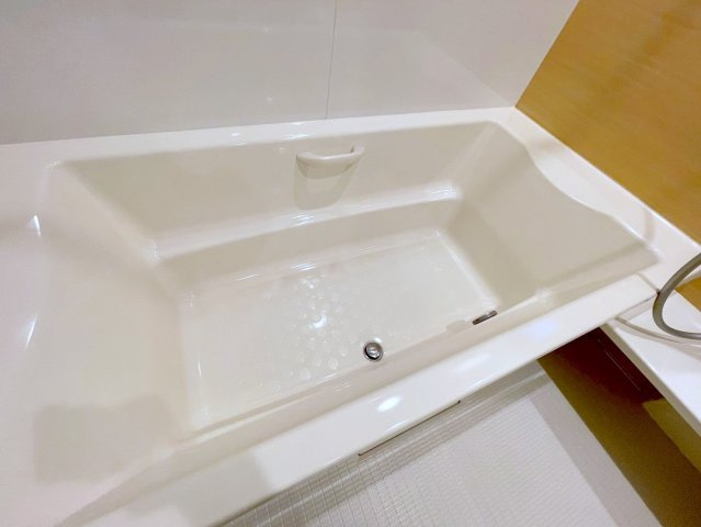 サンフラワーの浴室|ゆったりサイズの浴槽です