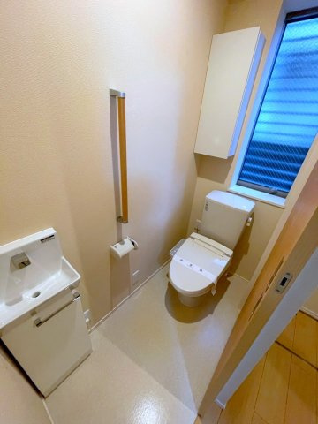 サンフラワーのトイレ|トイレに手洗いカウンターと窓とあり