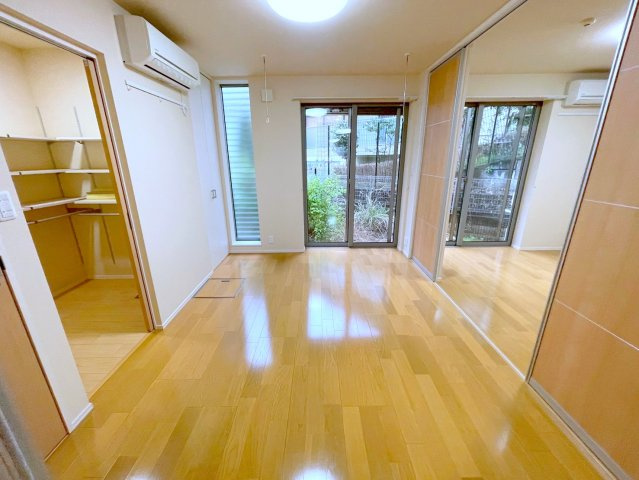 サンフラワーの寝室|窓が多くて明るいお部屋です
