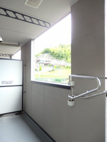 グランドハイツ深川のバルコニー|お洗濯にも便利なバルコニー付き