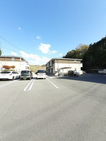 フォルムＭモデナ　Ⅲの駐車場|車をお持ちの方に嬉しい駐車場付きの物件です