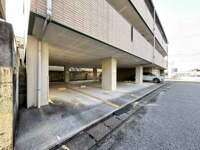 マリーハウスⅢの駐車場