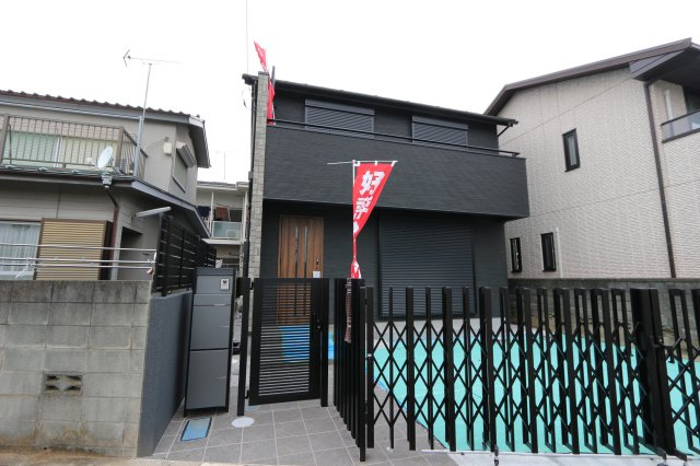東大和市南街の外観|大型車も駐車可能なカースペース♪
