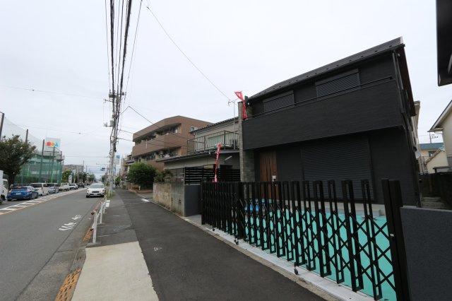 東大和市南街の外観|大型車も駐車可能なカースペース♪